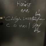 ...con le rispettive traduzioni in italiano �fai pip� dove c�o vuoi� e �caga dove c�o vuoi�
